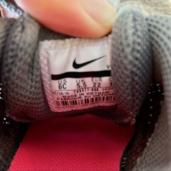 Nike Air Max Invigor 749577-006 Size 6C Sneaker Black Pink Grey - Picture 9 of 10